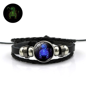 Bracelet multicouche en cuir Scorpion phosphorescent avec des détails de perles en métal