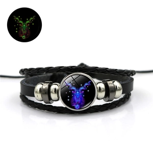 Vue détaillée du bracelet Capricorne lumineux multicouche en cuir avec motif du zodiaque