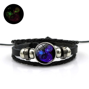 Bracelet en cuir tressé lumineux avec détail de gemme en verre de constellation brillante