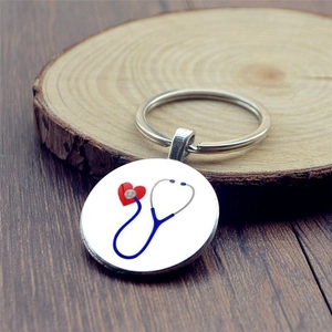 Porte-clés médical avec motif cœur stéthoscope sur pendentif en métal argenté et bois