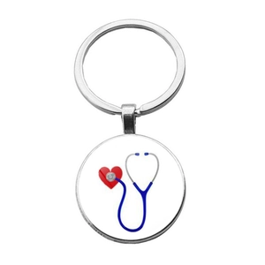 Vue macro du porte-clés médical avec stéthoscope et motif de cœur sur anneau argenté