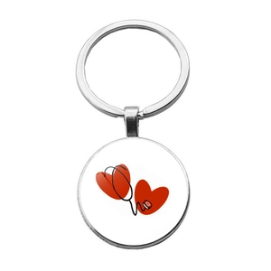 Détail macro du porte-clés d'infirmière argenté avec cœur rouge et stéthoscope
