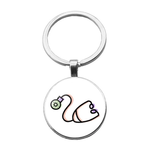 Vue détaillée du pendentif cabochon stéthoscope infirmière avec porte-clés en métal
