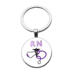 Gros plan d'un porte-clés médical en argent avec symbole RN violet et design stéthoscope
