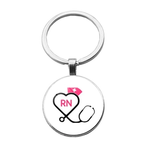 Détail d'un porte-clés en métal avec stéthoscope et pendentif infirmière RN