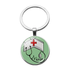 Détail du porte-clés rond pour infirmière avec stéthoscope et icône médicale rouge