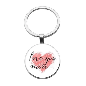 Vue détaillée d'un porte-clés en métal avec un motif de cœur et texte Love you more