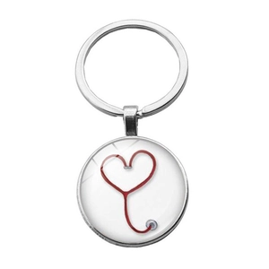 Gros plan d'un pendentif porte-clés argenté avec un motif de cœur en stéthoscope
