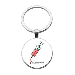 Détail d'un porte-clés en métal avec motif seringue de dessin animé Proud Phlebotomist