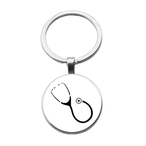 Vue détaillée d'un porte-clés infirmier argenté avec un cabochon en verre motif stéthoscope