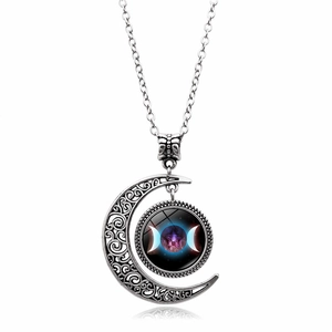 Detailweergave van de Triple Moon Goddess ketting met zilveren halve maan en glazen cabochon