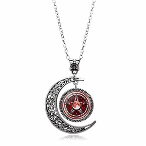 Detail van de Triple Moon Goddess ketting met rode pentagram glazen cabochon