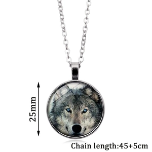Detailansicht von 25mm Wolfskopf Glaskabochon Anhänger mit 45+5cm Silberkette