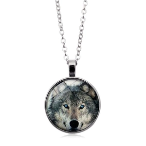Vintage Halskette mit Wolfsporträt-Glasanhänger und silberner Metallkette auf weißem Grund