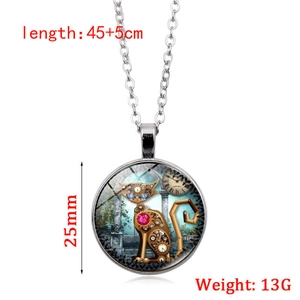 Vue détaillée du pendentif chat steampunk avec engrenages et dimensions de 25 mm