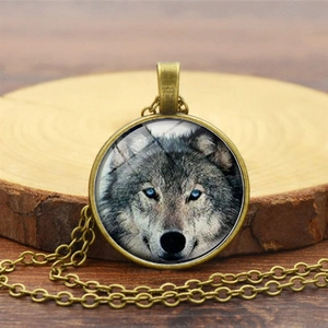 Vintage Bronze Wolfskopf Anhänger Halskette mit rundem Glasdom auf dunklem Holzhintergrund