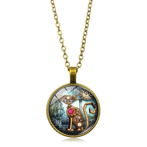 Détail du pendentif chat steampunk avec engrenages en bronze et pierre précieuse magenta