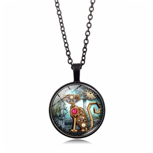 Détail du collier steampunk chat mécanique avec engrenages dans le pendentif en verre