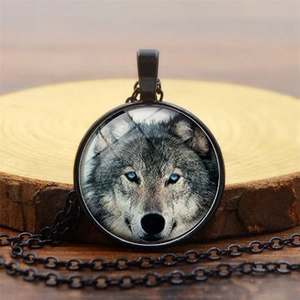 Vintage-Halskette mit Wolfskopf-Porträt und schwarzer Legierungskette auf Holzgrund