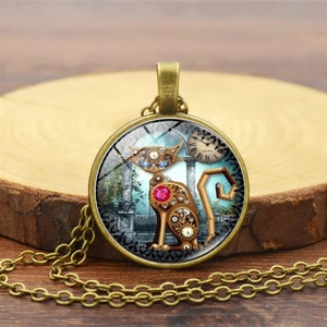 Pendentif chat mécanique steampunk vintage avec engrenages et chaîne en bronze sur bois