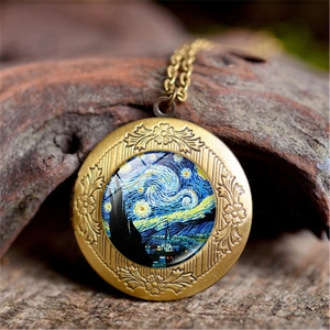 Gros plan du médaillon vintage en bronze avec cabochon en verre Nuit Étoilée de Van Gogh