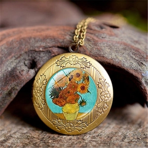 Détail macro du médaillon en bronze avec motif tournesols de Van Gogh sous verre