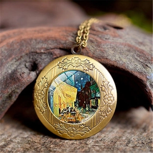 Gros plan d'un médaillon vintage en bronze avec peinture de Van Gogh sur bois