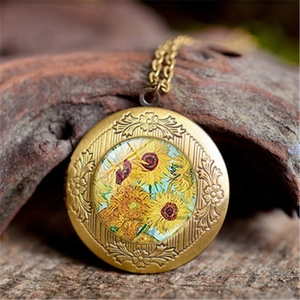 Vue détaillée du médaillon vintage en bronze avec dôme en verre tournesol sur bois