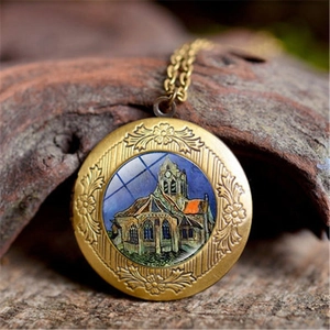 Détail d'un médaillon vintage en laiton avec l'art de Van Gogh sur fond de bois naturel