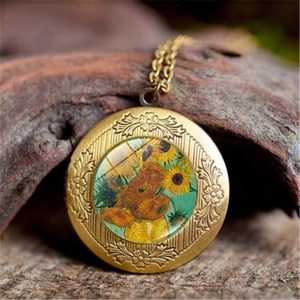 Vue détaillée du médaillon vintage en bronze avec les Tournesols de Van Gogh sur écorce