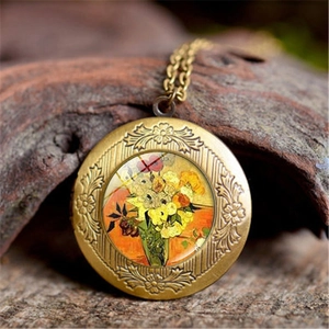 Macro d'un médaillon en bronze vintage avec motif tournesol sur fond de bois naturel