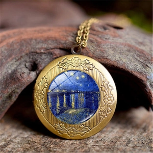 Collier médaillon vintage Nuit étoilée sur le Rhône avec détails floraux en bronze