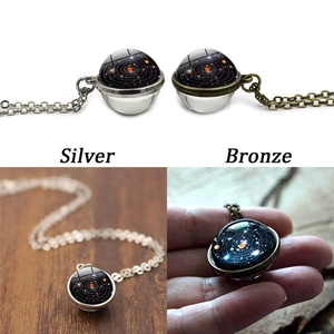 Vistas detalladas del collar con colgante de galaxia de cristal en plata y bronce