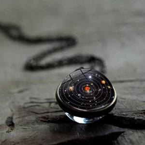 Collar con colgante de cúpula de vidrio de doble cara galaxia sistema solar en madera