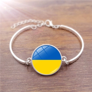Detailopname van de Oekraïense vlag glazen bedel op een verzilverde verstelbare armband