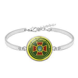 Detailopname van een zilveren armband met glas-cabochon van de Nationale Garde van Oekraïne