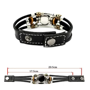 Bracciale retrò multistrato in pelle con perline di bronzo e legno su sfondo bianco