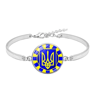 Macro-opname van zilveren armband met Oekraïens wapenschild hanger en verstelbare ketting