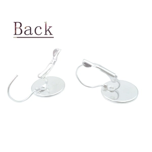 Boucles d'oreilles œil de dragon argentées avec fermoirs à levier, vue de l'arrière