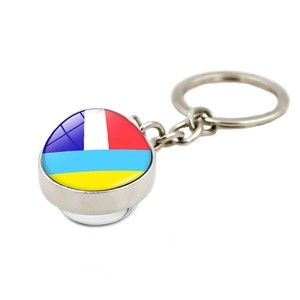 Détail du porte-clés drapeau ukrainien avec boule de verre cristal et chaîne argentée