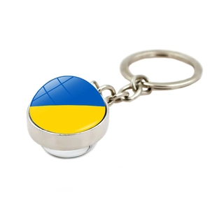 Détail du porte-clés boule en cristal double face avec drapeau ukrainien et anneau métal