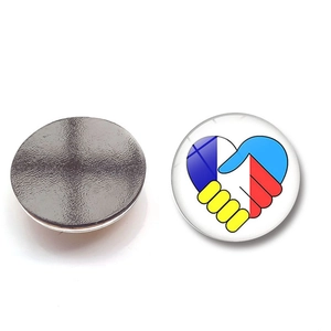 Detailed front and back view of a 25mm round magnetic sticker with flag heart design