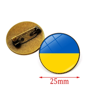 25mm Ukraine Flagge Glas Brosche mit Vintage-Bronze-Finish auf weißem Hintergrund