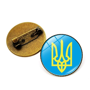 Detailansicht der Ukraine Flagge Brosche mit Glaskabochon und antiker Bronze Nadel