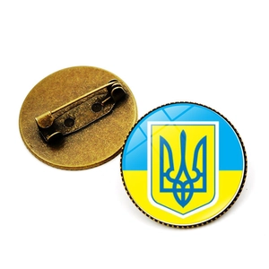 Nahaufnahme der Ukraine-Fahne Brosche mit blau-gelben Farben und Dreizack