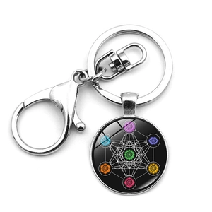 Détail macro du porte-clés Mandala géométrie sacrée avec cube de Métatron et chakras