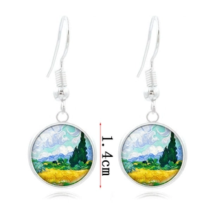 Vue détaillée des boucles d'oreilles Van Gogh avec pendentif en verre de 1.4cm