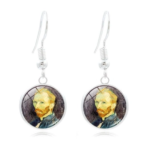 Détail des boucles d'oreilles crochet argenté avec cabochon portrait de Van Gogh en verre