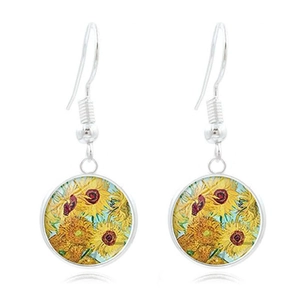 Détail de boucles d'oreilles gemme en verre tournesol Van Gogh avec crochets argentés élégants