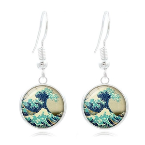Détails des boucles d'oreilles argentées avec le motif artistique de La Grande Vague de Kanagawa